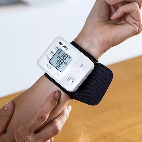 جهاز قياس ضغط الدم على المعصم RS1 OMRON